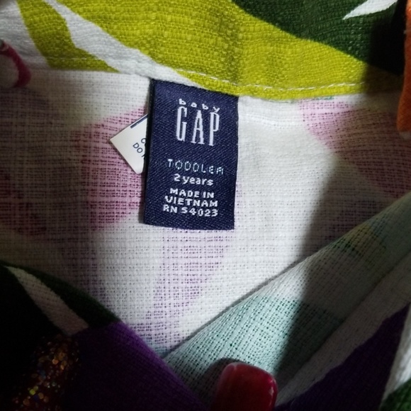 Distress Levi's shorts an a gap top 2t - Picture 5 of 7